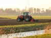 Akkerbouwer benut vorst om land zaaiklaar te maken
