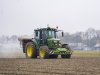 Loonbedrijf benut ieder uur om kunstmest te strooien