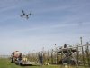 Drone trekt staalkabels voor overkapping kersenperceel