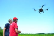 Melkveehouder Dedde-Jan Tilma past onderzaai mais toe met drone