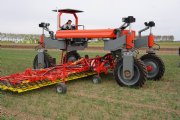 Werktuigdrager Agra-Trac met wiedeg in actie
