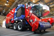 Siloking toont enorme zelfrijdende en -ladende voermengwagen