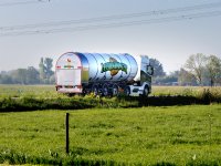 Melkveehouder toont misnoegen op staldak