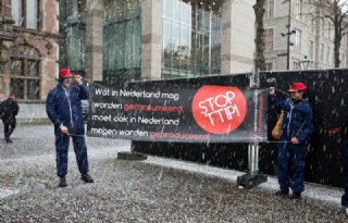 Anti-TTIP coalitie trotseert hagelbuien (video)