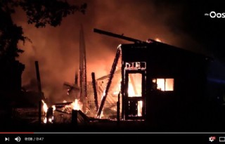 Kalveren uit brandende stal gered (video)