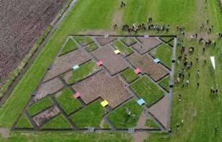 Boer 'schildert' Mondriaan in grasland Woudsend