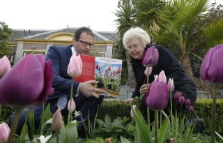 Carla Teune ontvangt eerste tulpenboek