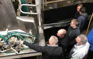 Boeren bewonderen melkrobot van GEA