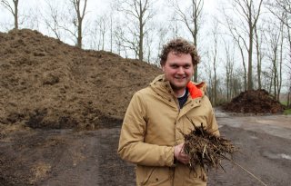 Akkerbouwer gebruikt riet om bodem te verbeteren
