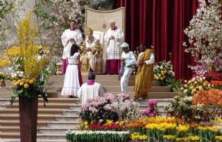Geen Nederlandse bloemen bij paaszegen paus om coronavirus