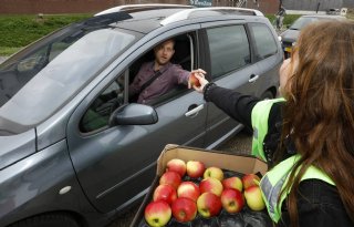 Filefruitteam+deelt+appels+uit
