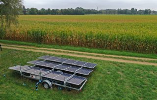 Mobiel beregenen met zonne-energie in veld