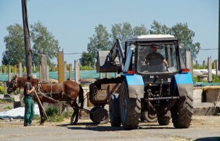 Oekraïense boer rijdt met trekker op Russische mijn