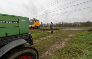 ProRail+sluit+onbeveiligde+spoorwegovergangen+op+boerenland