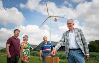 Eerste kleine windmolen draait bij Friese boer