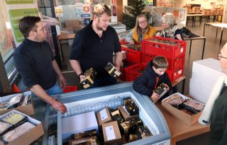 Boeren doneren rollades aan Voedselbank Heerenveen