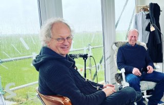 Melkveehouder Jan Teade Kooistra met ecoloog Theunis Piersma in glazen huis