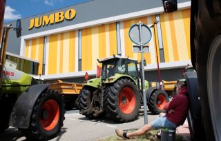 Boeren+protesteren+weer+bij+Jumbo+na+be%C3%ABindiging+noodverordening