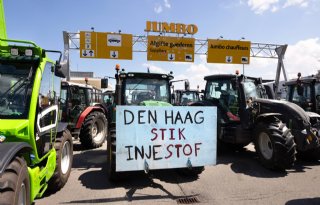Boeren blokkeren papierfabriek en distributiecentrum Jumbo