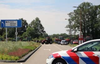 Boeren blokkeren toegang tot bedrijventerrein in Almelo