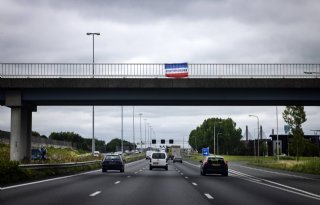Rijkswaterstaat verwijdert vlaggen en spandoeken langs wegen
