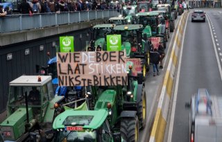 Boeren luisteren landbouwtop op met protestkonvooi