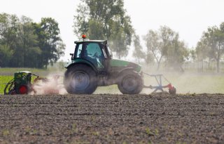 Droogte teistert boeren: 'Grond ondanks regen nog altijd schraal'