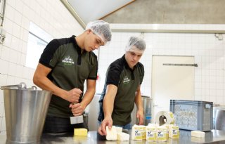 Erwin en Bart Sprokkereef doen al het werk in de zuivelmakerij nu nog handmatig.