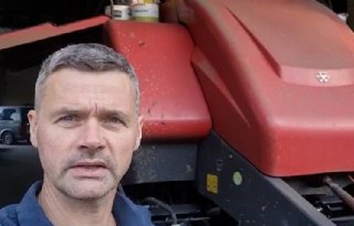 Oekraïne-vlogger Kees Huizinga: 'Oude pers moet na reparatie nog duizend balen doen'