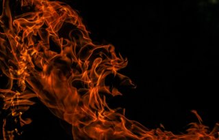 Waarschuwing voor scherpe glasdeeltjes na grote brand in Dongen