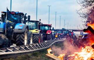 Avond vol boerenprotest, transportsector lijdt onder blokkade