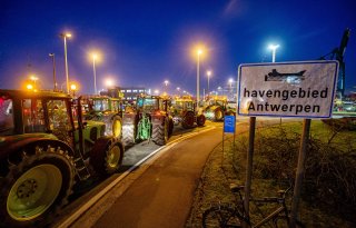Honderden+Belgische+boeren+blokkeren+wegen+in+Antwerpse+haven