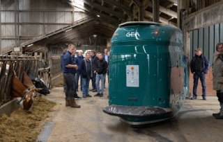 Melkveehouder voert automatisch met nieuwe voerrobot