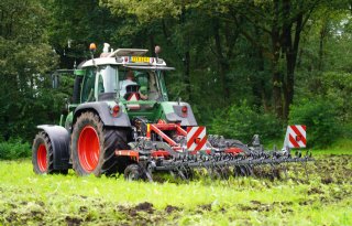 Schotels+van+cultivator+snijden+onkruid+net+onder+de+grond+af