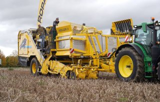 Ropa rooit aardappelen en bieten naast fabriek