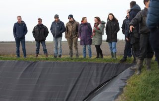 Zeeuwse akkerbouwers slaan zoetwateroogst op in een bassin