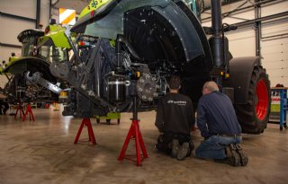 Jong technisch talent sleutelt aan trekkers van Claas