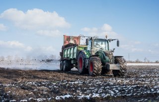 Akkerbouwer+rijdt+compost+uit+over+de+vorst%3A+%27Je+fietst+er+zo+overheen%27