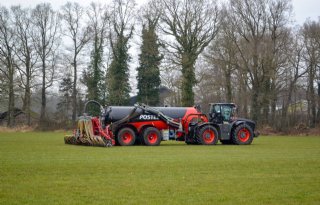 Claas-combinatie rijdt mest uit: 'Fantastisch, veel bekijks!'