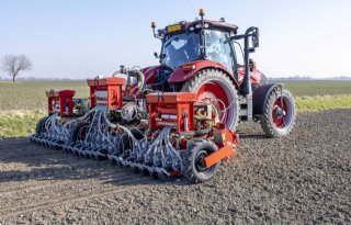 Groningse loonwerker zaait eerste uien in bekwame kleigrond