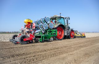 Grond valt mooi bij uien zaaien en driptape leggen in één werkgang