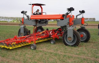 Werktuigdrager Agra-Trac met wiedeg in actie