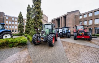 Trekkeractie van boze Limburgse boeren bij provinciehuis Maastricht
