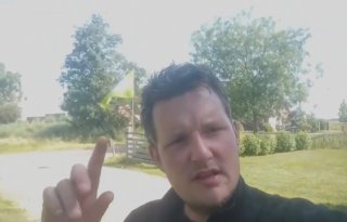 Boer Koos steunt Wiersma met vlaggenactie