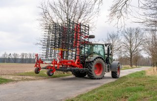 Pöttinger komt met 12 meter brede wiedeg