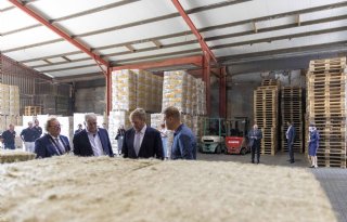Koning zet hennepbouw in de schijnwerpers
