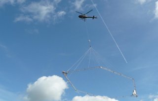 Laagvliegende helikopters boven landbouwpercelen in Noord-Holland