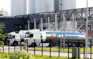 Schuivende panelen op een zuivelmarkt die afkoelt