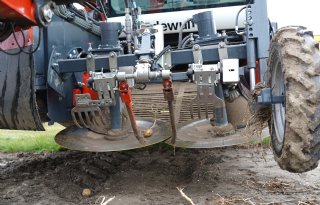 Aardappelen rooien met twee grote schijven