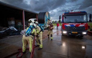 Brandweer oefent op Drents bedrijf, akkerbouwer leert ervan